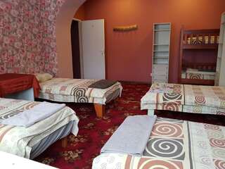 Хостелы Hostel House Таллин Односпальная кровать в общем номере с 6 кроватями-1